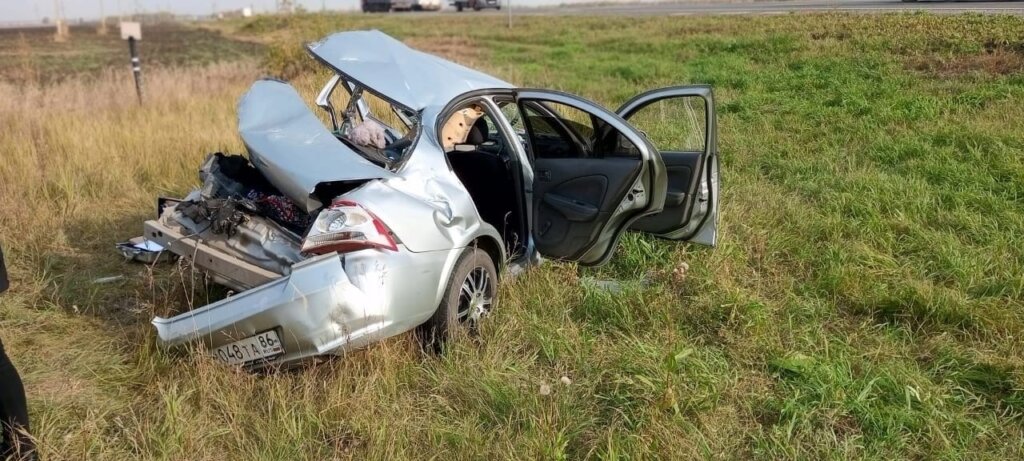 Nissan разорвало на части на трассе Тюмень &#8212; Омск