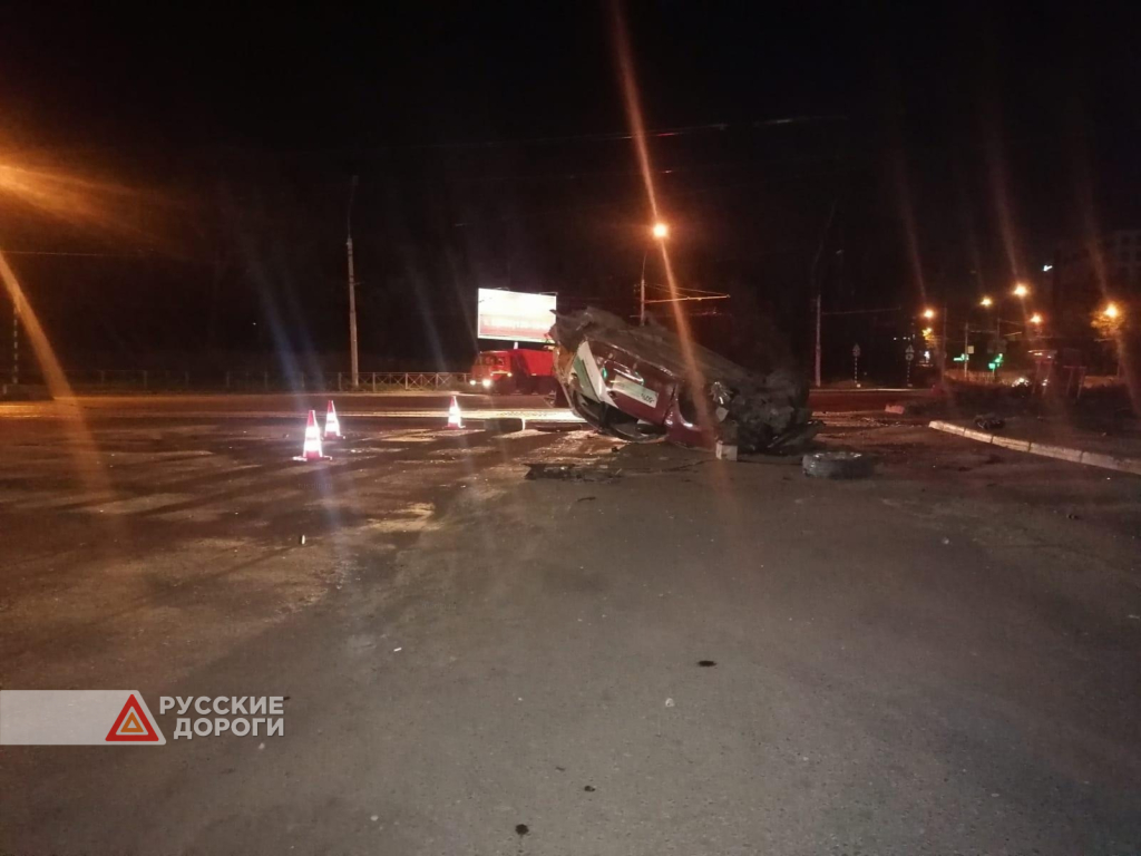 Каршеринговый автомобиль перевернулся на крышу в Новосибирске