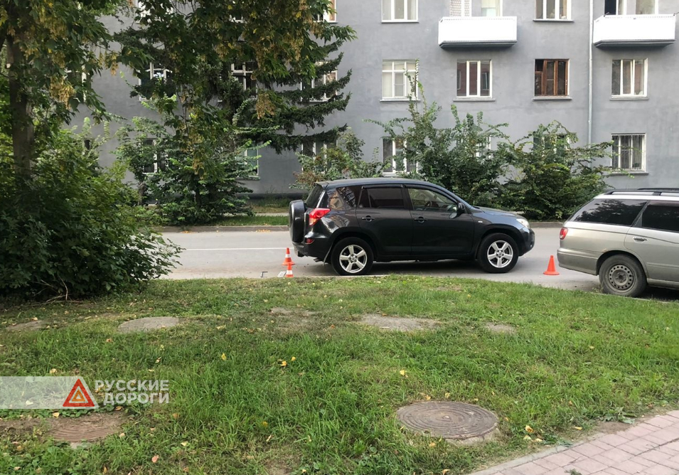 В Новосибирске девушка на кроссовере сбила подростка