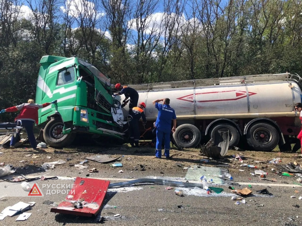 Три грузовика столкнулись на трассе Краснодар — Ейск