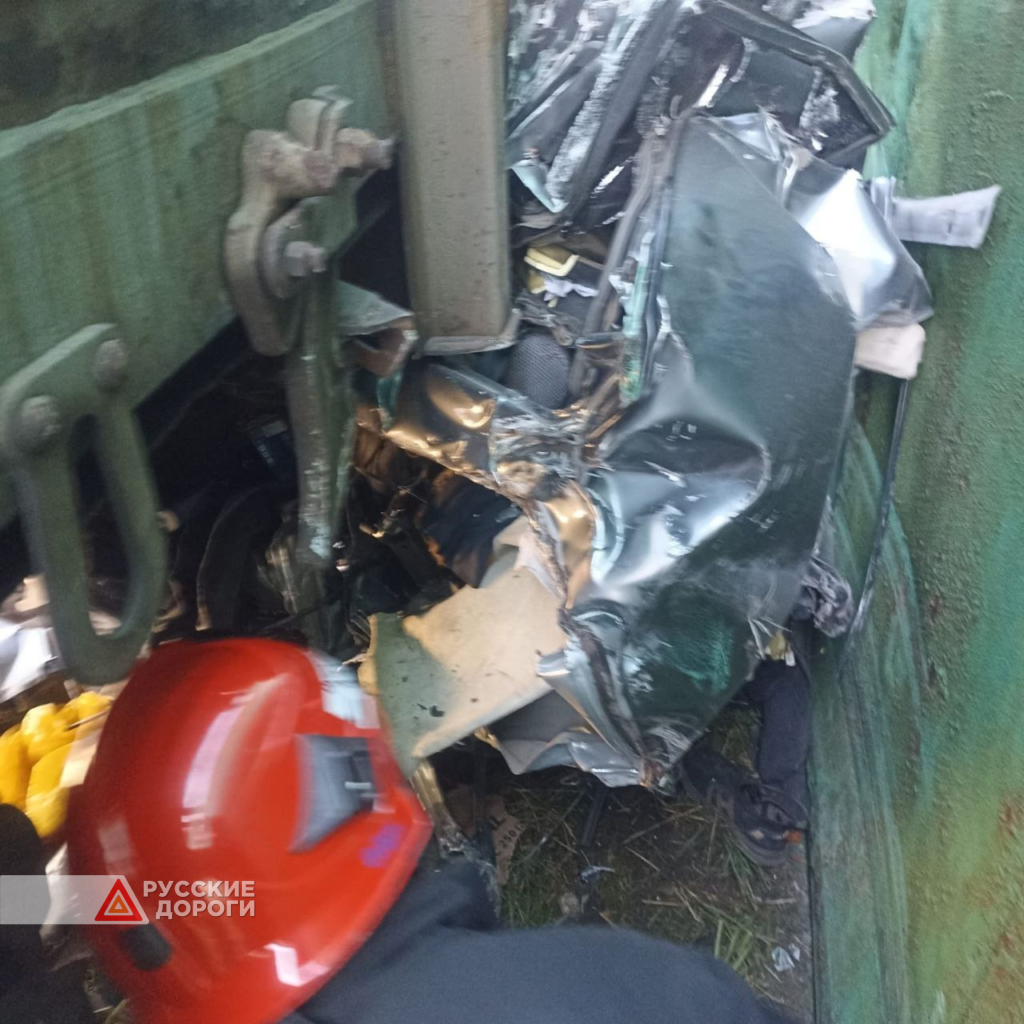В Подмосковье поезд смял легковой автомобиль