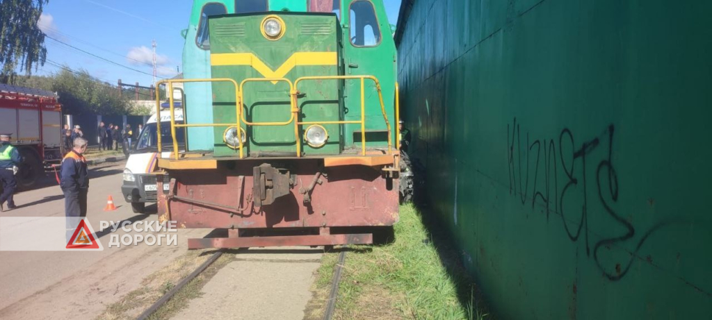 В Подмосковье поезд смял легковой автомобиль