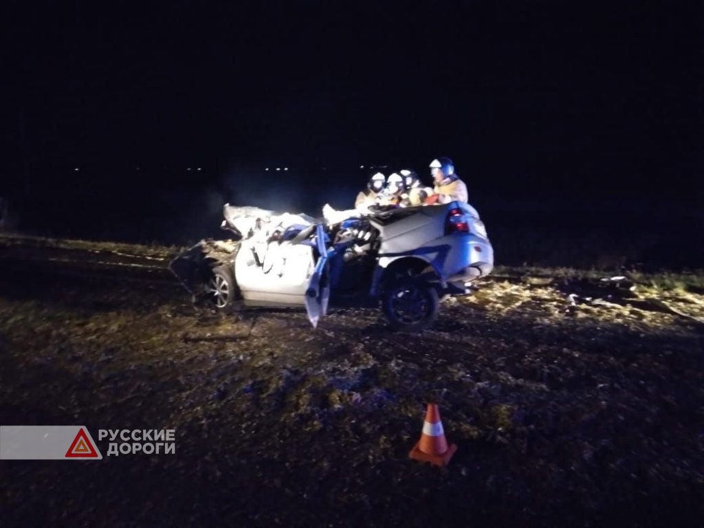 «Лада Приора» столкнулась с трактором в Татарстане