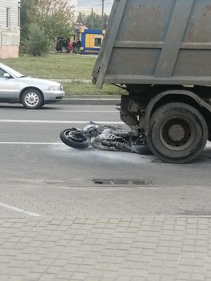 В Бобруйске мотоциклист едва не погиб под колесами грузовика
