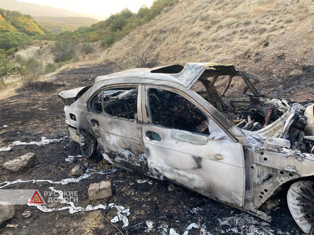 В Дагестане BMW вылетел в кювет и загорелся