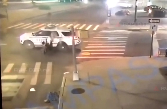 В Нью-Йорке полицейский подставил патрульную машину, чтобы задержать преступника