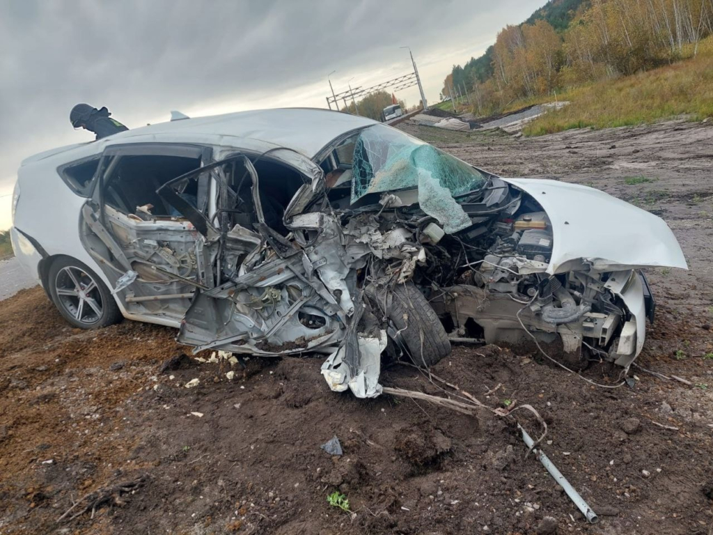 Toyota Prius столкнулся с дорожным катком в Амурской области