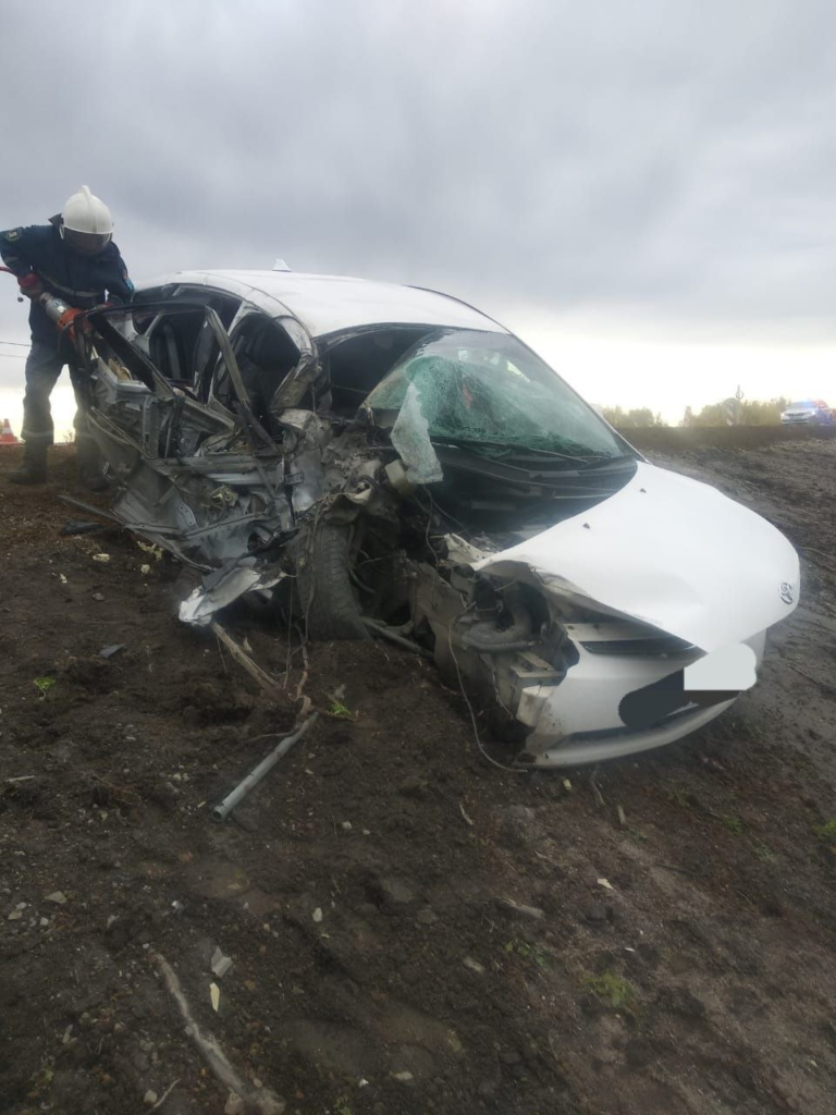 Toyota Prius столкнулся с дорожным катком в Амурской области