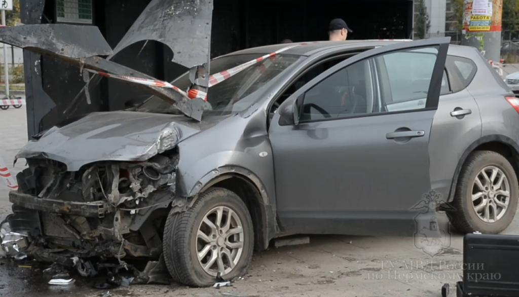 В Перми легковой автомобиль врезался в остановку с людьми