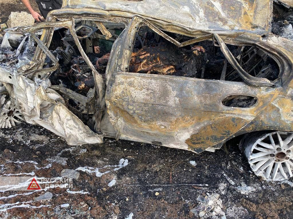 В Дагестане BMW вылетел в кювет и загорелся
