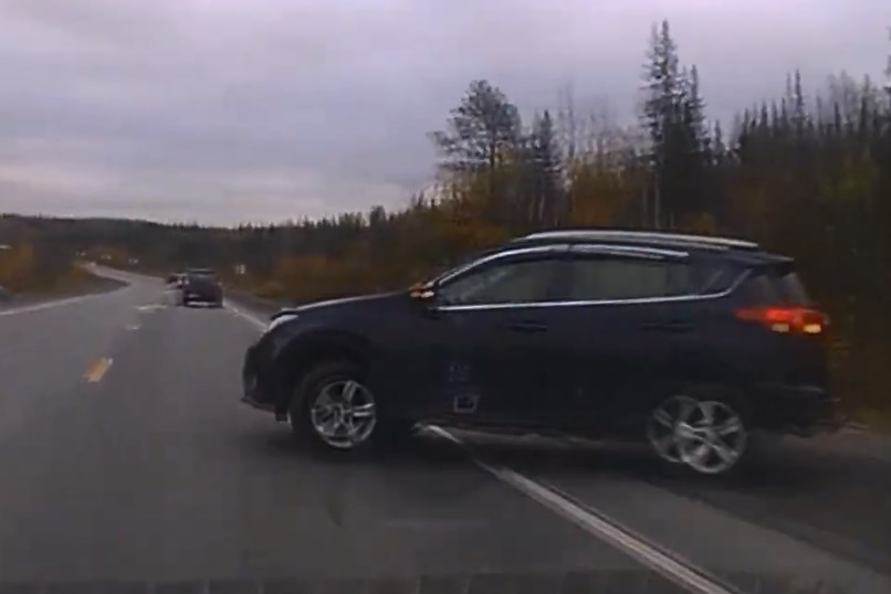 В Мурманской области кроссовер при развороте не пропустил учебную машину