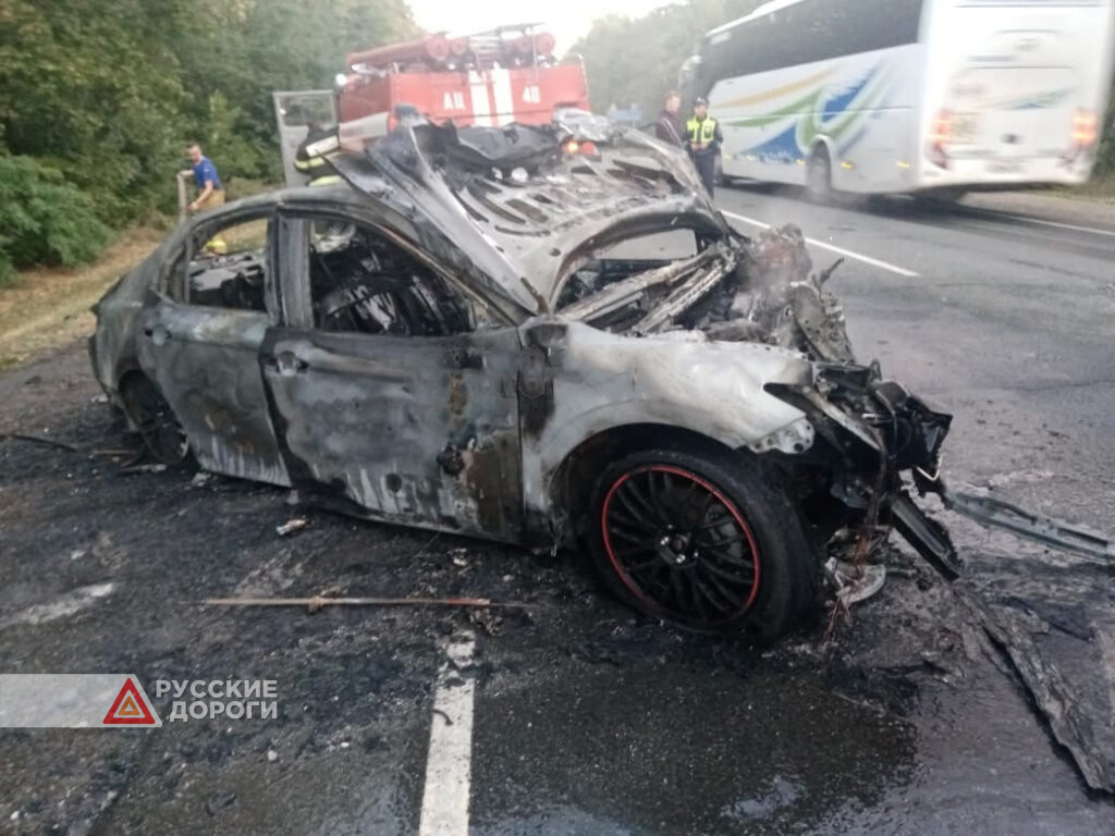 Две машины сгорели полностью в результате аварии на трассе «Кавказ»