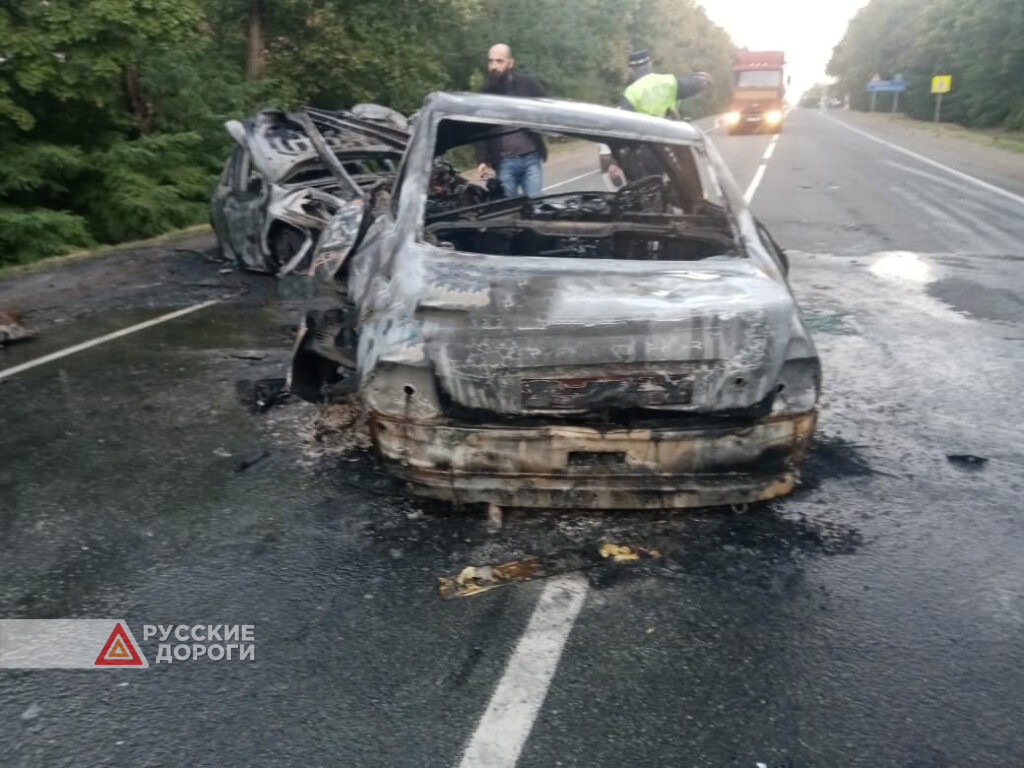 Две машины сгорели полностью в результате аварии на трассе «Кавказ»