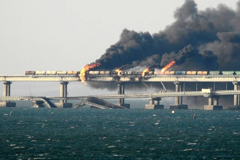 Все фото и видео очевидцев происшествия на Крымском мосту