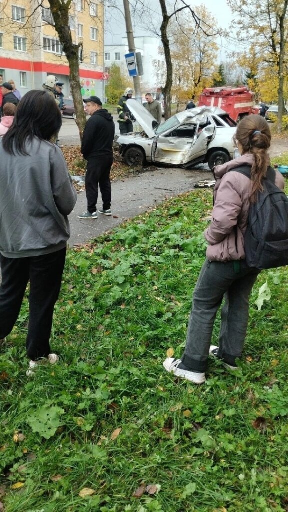 В Костромской области велосипедист подрезал автомобиль и спровоцировал аварию