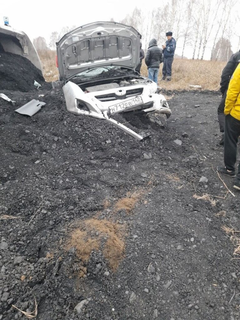 В Кемеровской области грузовик раздавил «Тойоту» вместе с людьми