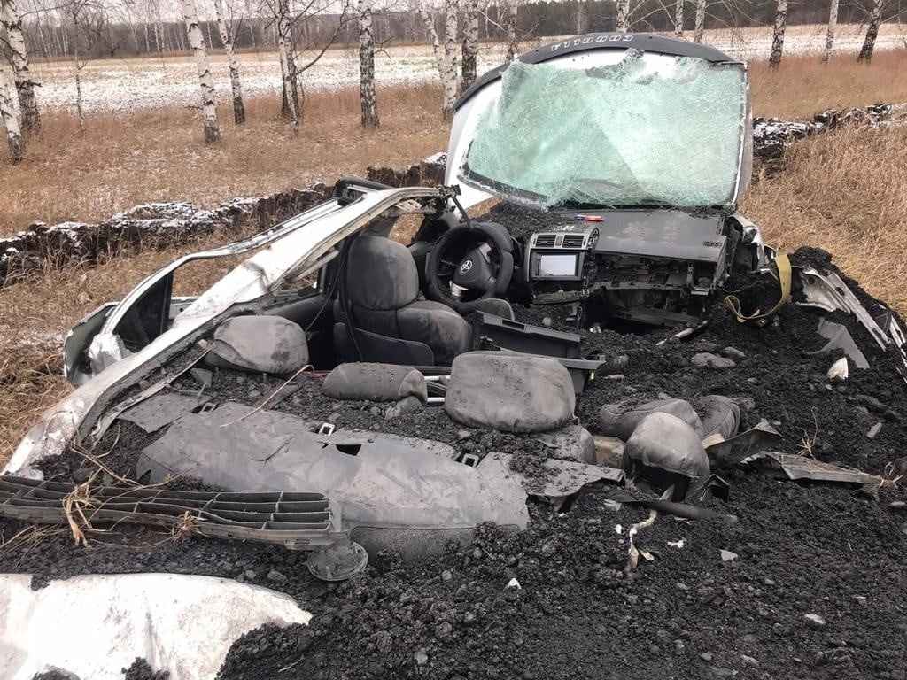 В Кемеровской области грузовик раздавил «Тойоту» вместе с людьми
