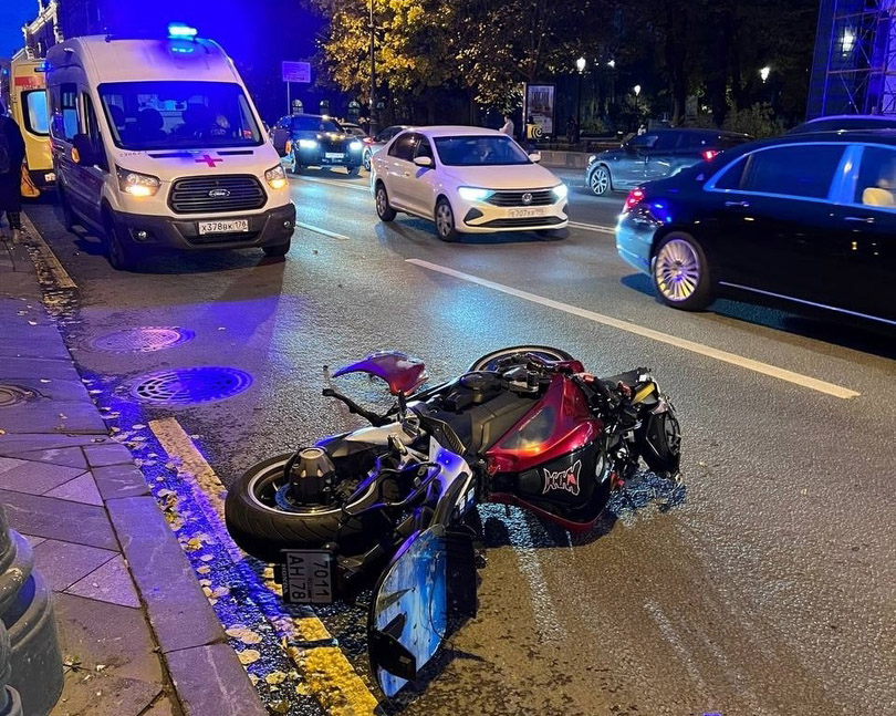 В Петербурге мотоцикл вылетел на тротуар и сбил пешеходов