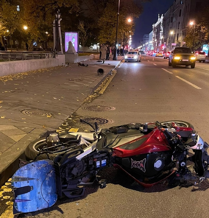 В Петербурге мотоцикл вылетел на тротуар и сбил пешеходов