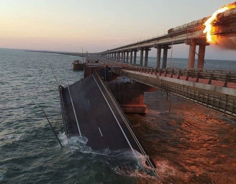 Кадры взрыва автомобиля на Крымском мосту. Обрушились два пролета