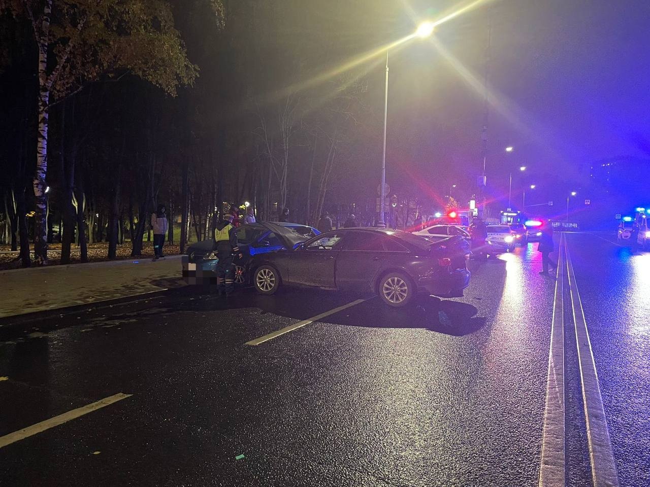 Вечер 22 новости. Машина ночью. Авария произошла в Москве.