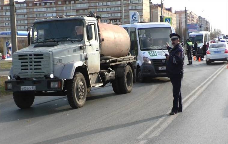 В Омске грузовик проехал на красный и сбил школьника