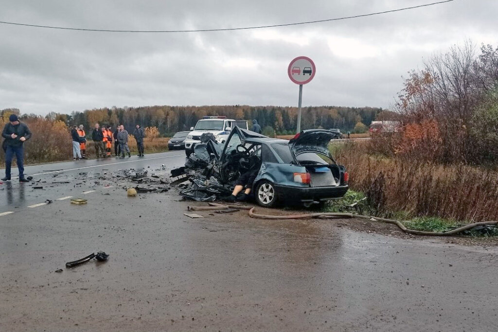 В Кировской области в результате аварии у &#171;Приоры&#187; вырвало переднюю часть вместе с двигателем