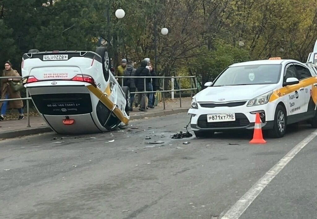 Автомобиль такси перевернулся в результате аварии в Подмосковье