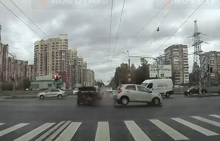 Жесткое столкновение автомобилей в Петербурге попало в объектив видеорегистратора