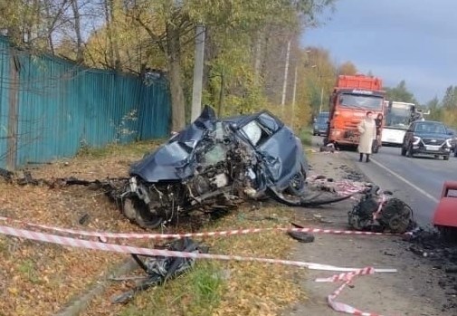 Два водителя разбились на Тормозном шоссе в Ярославле