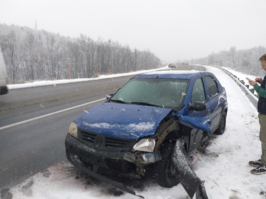 Renault Logan и Chevrolet Lanos столкнулись на Североморском шоссе в Мурманске