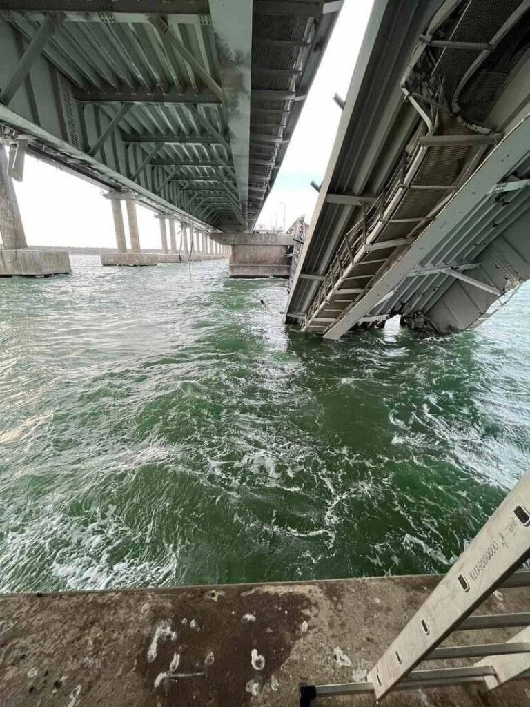 Все фото и видео очевидцев происшествия на Крымском мосту