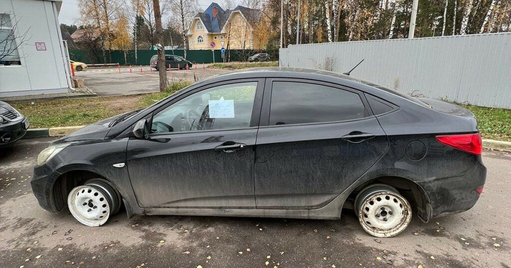 Стоящий во дворе Москвы автомобиль без колес озадачил горожан