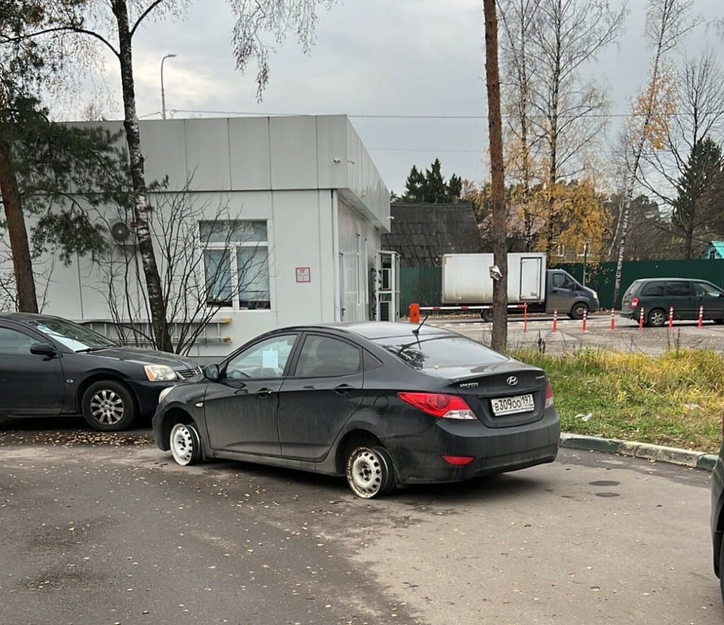 Стоящий во дворе Москвы автомобиль без колес озадачил горожан