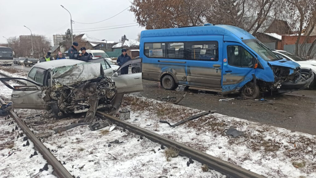 Маршрутка и легковой автомобиль столкнулись на улице Титова в Новосибирске