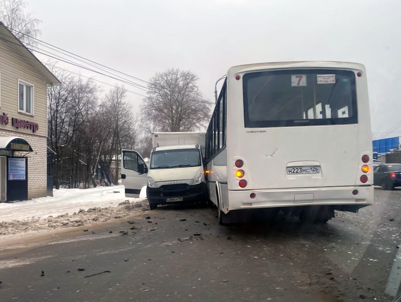 Автобус, легковой автомобиль и грузовик столкнулись в Переславле-Залесском