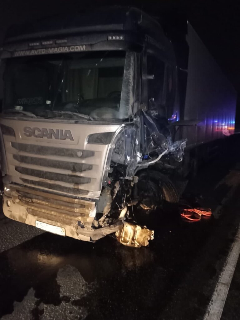 Минивэн столкнулся с грузовиком на Восточном обходе Челябинска
