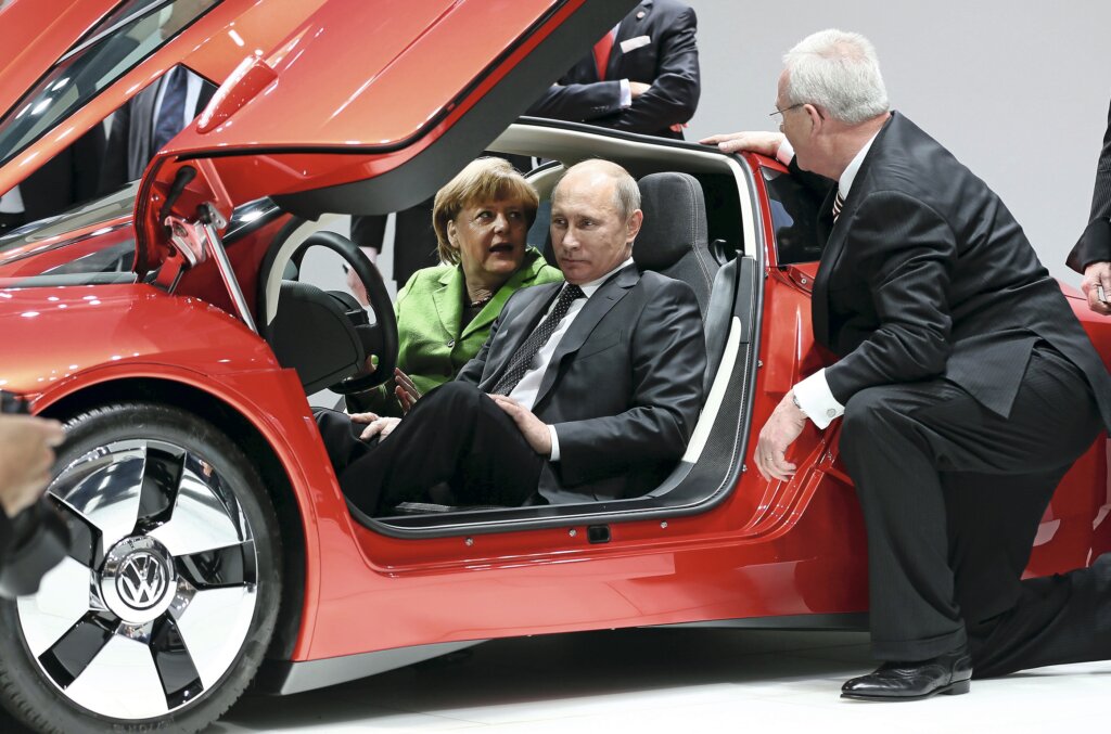 Путин потребовал резко снизить стоимость автомобилей в России