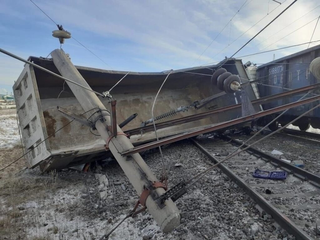 Грузовик столкнулся с поездом в Иркутской области