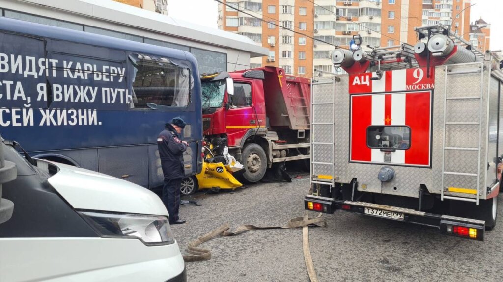 В Москве грузовой автомобиль смял такси с людьми