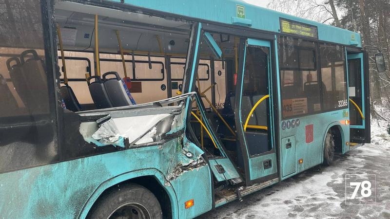 БТР и автобус столкнулись на Выборгском шоссе в Петербурге
