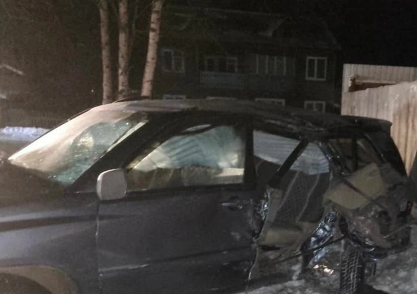 Toyota Highlander врезался в дерево в Иркутской области