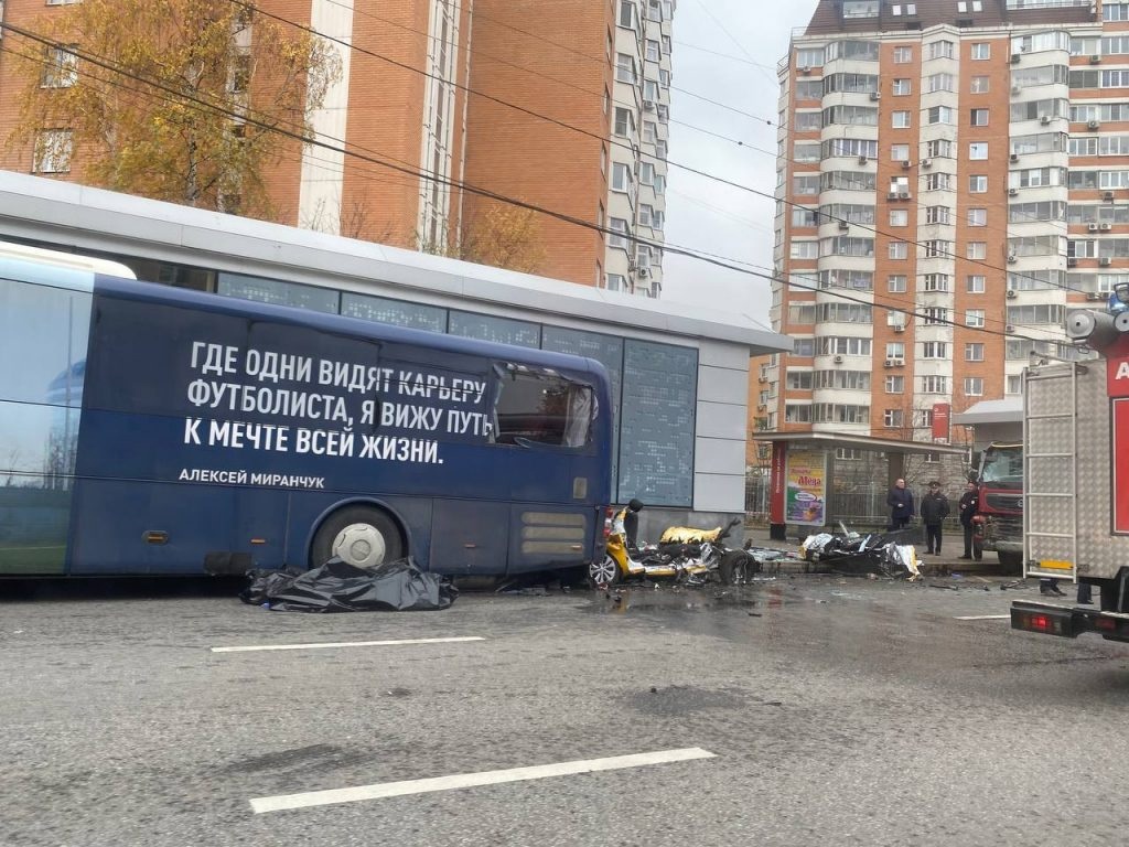 В Москве грузовой автомобиль смял такси с людьми