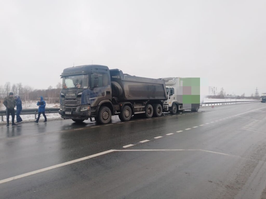 Под Новосибирском легковой автомобиль смяло между двумя грузовиками
