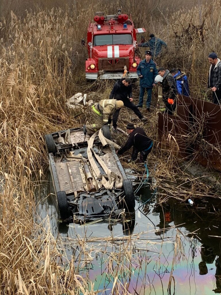 В Соль-Илецке Nissan Almera упал с моста в реку