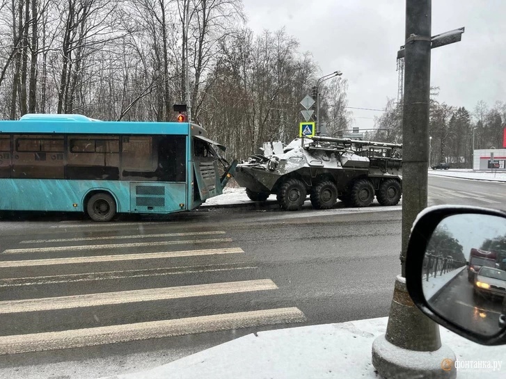 БТР и автобус столкнулись на Выборгском шоссе в Петербурге