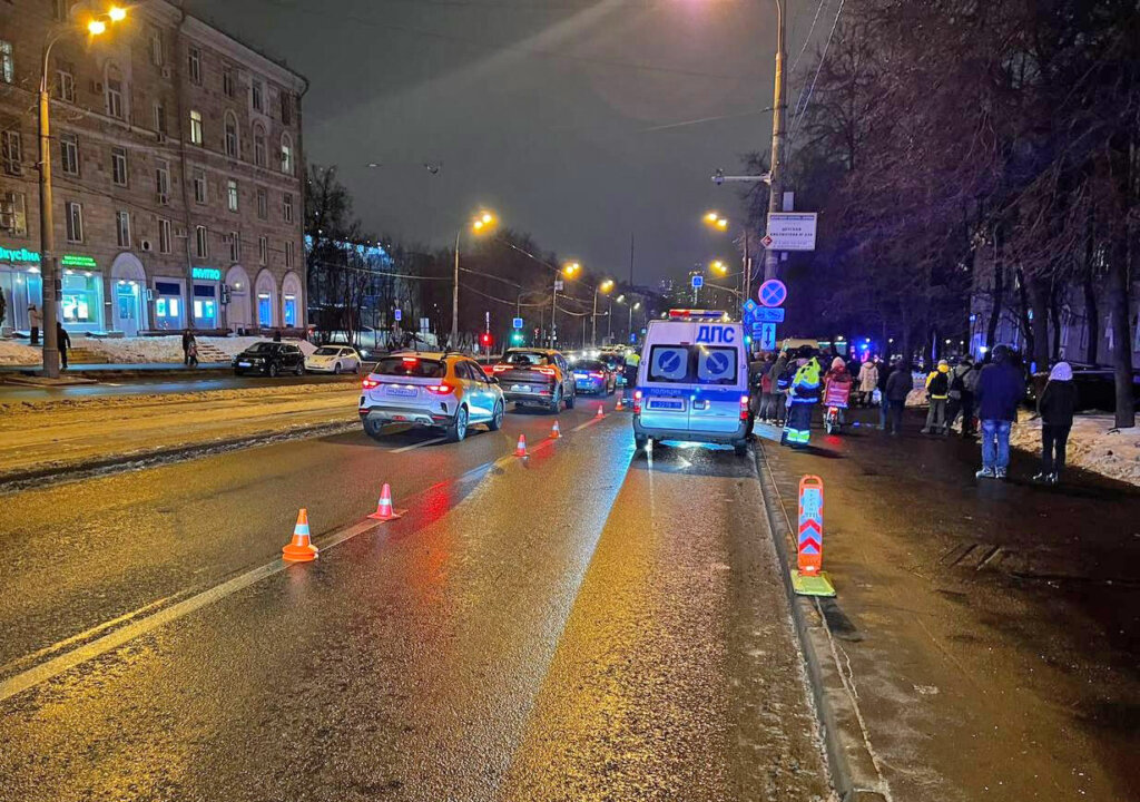 В Москве автоледи сбила женщину с детьми