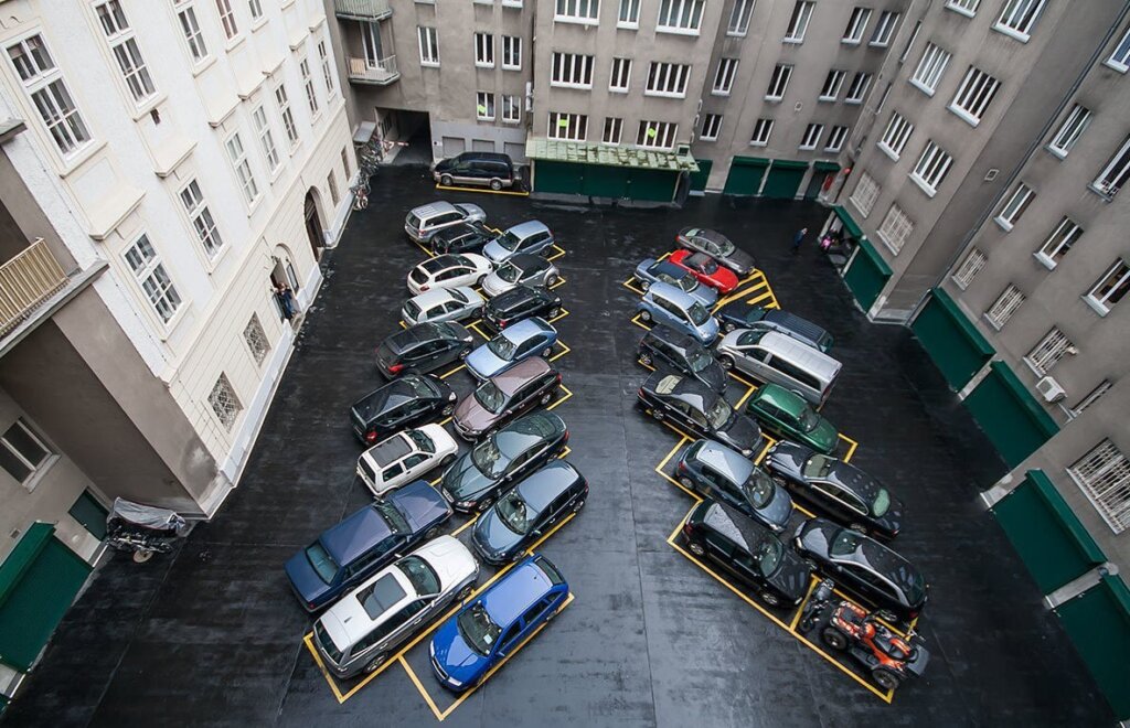 Парковки во дворах и на улицах городов станут платными