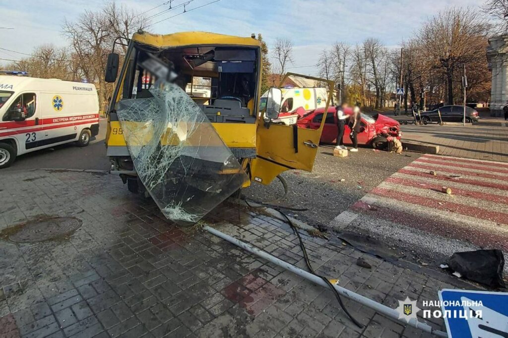 Жесткая авария с участием автомобиля и маршрутки в Черкассах
