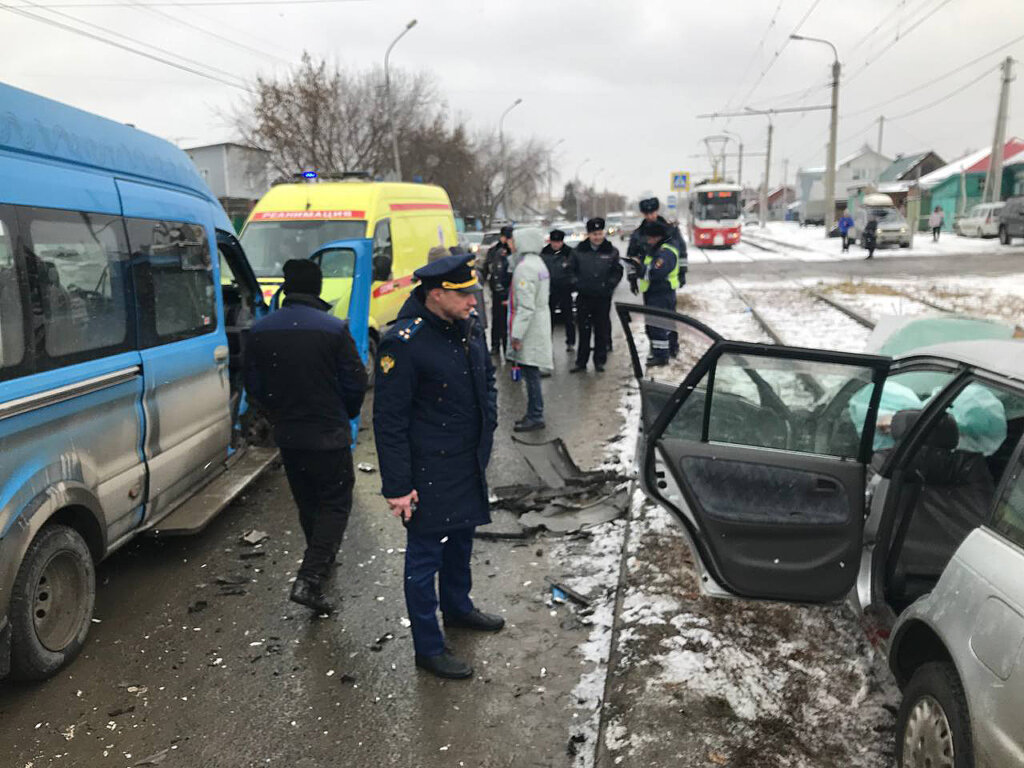 Маршрутка и легковой автомобиль столкнулись на улице Титова в Новосибирске
